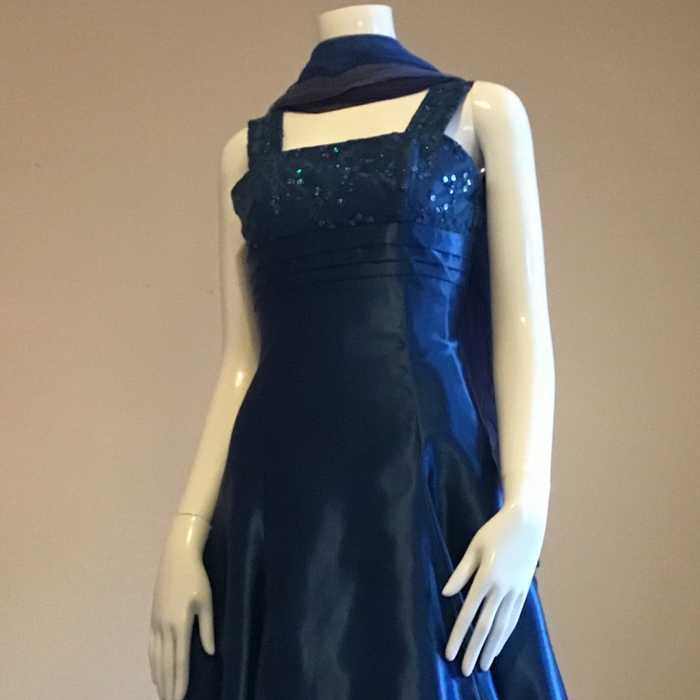 Party dress, deep blue, stylish, short.